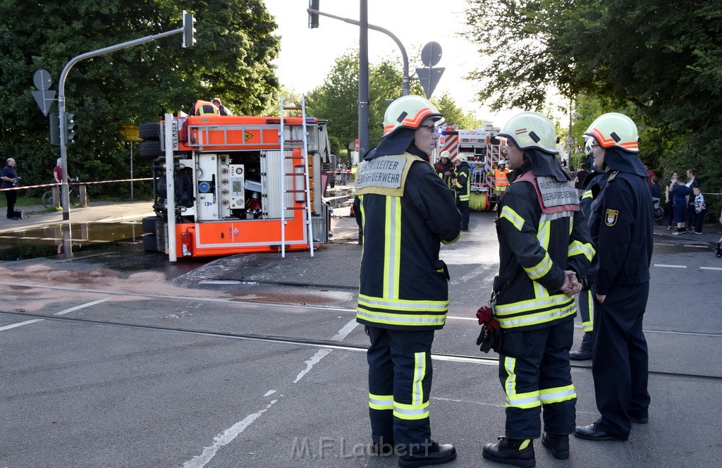 TLF 4 umgestuerzt Koeln Bocklemuend Ollenhauer Ring Militaerringstr P030.JPG - Miklos Laubert